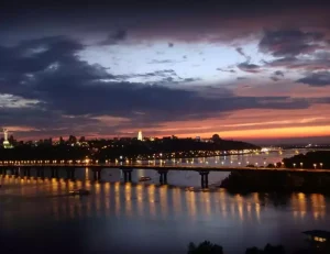 Як провести вечір у столиці так, щоб захотілося повторити вже завтра