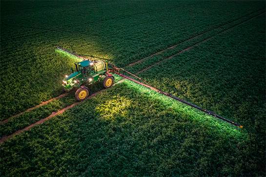 Чим корисні сучасні обприскувачі John Deere